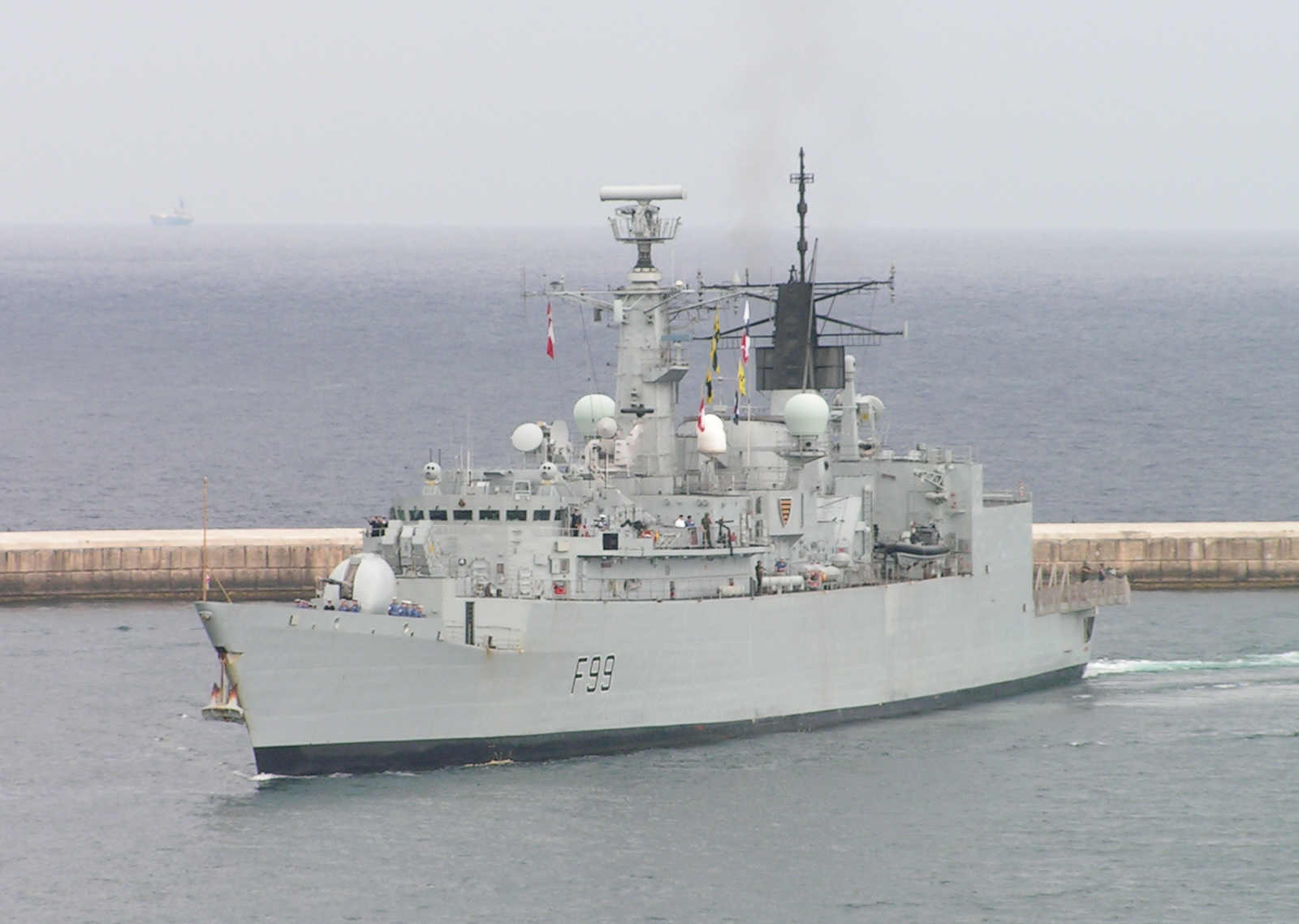 A Cornwall logo depois de entrar pelo quebra-mar no porto de Valletta em Malta em 7 de fevereiro de 2002. (foto: ?)